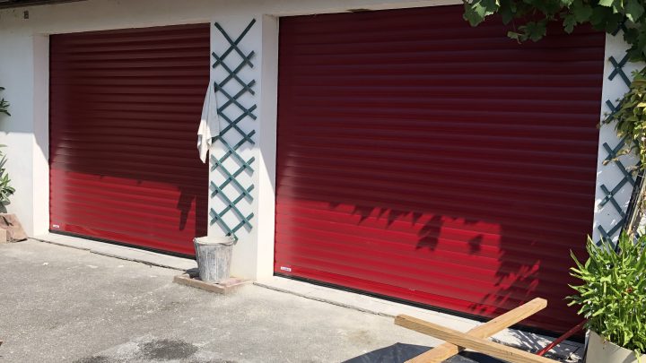 Porte de garage enroulable rouge basque Lakal par AED64 à Briscous