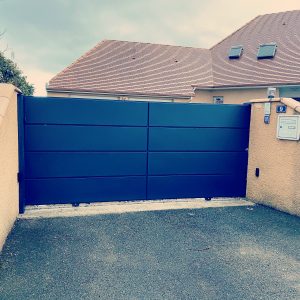 Portail en aluminium Tschoeppé modèle LUCCO, design et contemporain, installée par votre artisan AED64