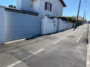 Portail en aluminium Tschoeppé lames persiennes, design et contemporain, installée par votre artisan AED64