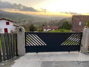 Portail coulissant TSCHOEPPE motorisé en aluminium modèle VEGA, installé à Hasparren par votre artisan AED64