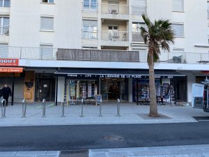 Store banne marquises de 10m avec écriture sur le lambrequin coloris noir installé à Hendaye dans le 64 par votre artisan AED64