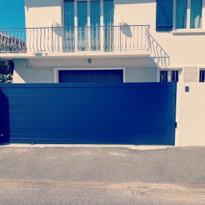 Portail en aluminium soudé bleu lames pleines installé par votre artisan AED64 à Anglet, Pays basque