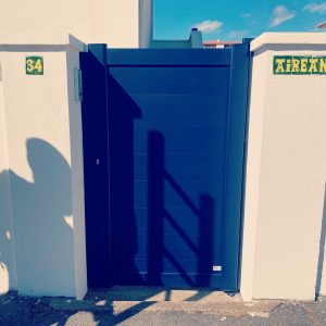 Portillon en aluminium soudé bleu lames pleines installé par votre artisan AED64 à Anglet, Pays basque