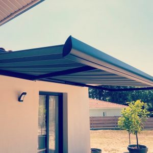 Store coffre Marquises installé par AED64 dans les Landes, fabriqué en France.