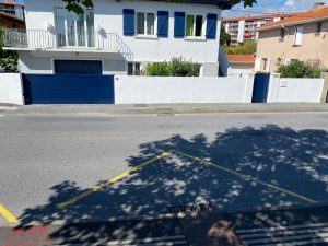 Portail en aluminium soudé bleu lames pleines installé par votre artisan AED64 à Anglet, Pays basque