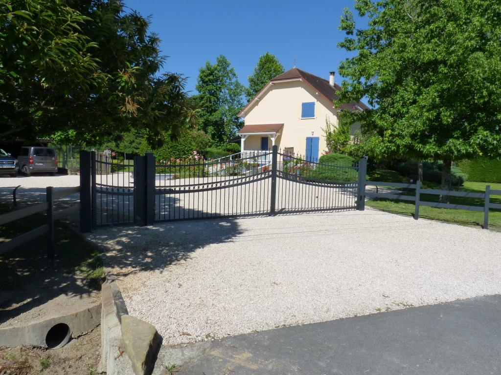 Portail motorisé (FAAC), portillon et clôture en aluminium soudé installé par votre artisan AED64 à Gurs, Béarn