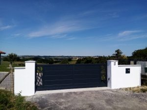 Portail aluminium kostum avec décor découpé au laser