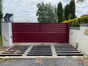 Portail battant 1 vantail avec décor réalisé sur-mesure par votre artisan avec lames persiennes en aluminium soudé garantie à vie fabriqué en France par BREDOK by AED64