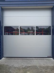 Porte sectionnelle industrielle HÖRMANN avec partie vitrée