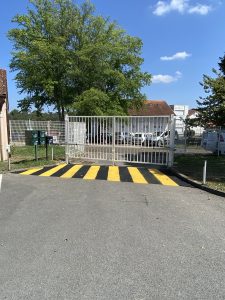 Vue intérieure portail battant industriel installé par AED64