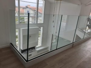Garde corps vitré intérieur AZILIZ installé par AED64