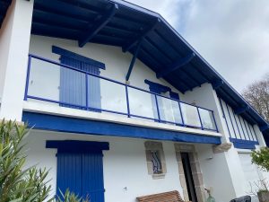 Garde corps EVY en aluminium bleu vitré installé par AED64 - côte Basque