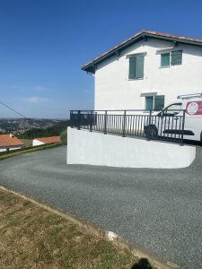 garde corps aluminium DIVI avec cintrage installé par AED64 à Hasparren