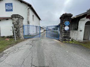 Motorisation d'un portail battant industriel en acier motorisé posé par AED64