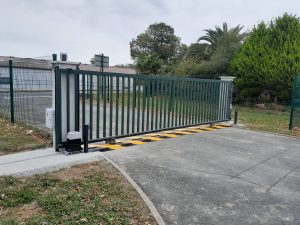 portail industriel coulissant barreaudé avec motorisation FAAC installé par AED64
