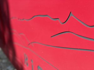 Zoom sur un décor en triple tôle personnalisé création et installation AED64 fabrication BREDOK