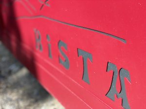 Zoom sur un décor en triple tôle personnalisé création et installation AED64 fabrication BREDOK