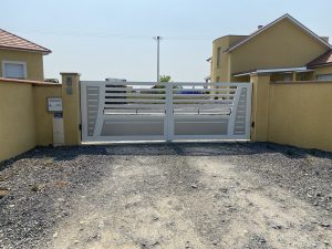Portail en aluminium soudé fabrication BREDOK semi ajouré bicolore avec motorisation FAAC installé par AED64