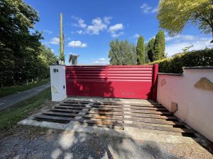 Portail rouge basque et décor gris anthracite un seul vantail