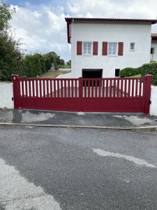 Portail Battant en aluminium soudé BREDOK fabrication en pente bas en biais et ouverture en pente motorisation FAAC installation AED64