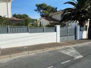 Ensemble deux portails battants et clôture en aluminium soude traditionnel imitation fer forgé BREDOK installation Capbreton par AED64