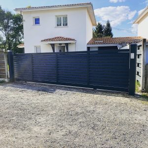 Portail coulissant aluminium soudé avec poteaux en aluminium soudé fabrication BREDOK motorisation FAAC grande dimension installation FAAC LANDES