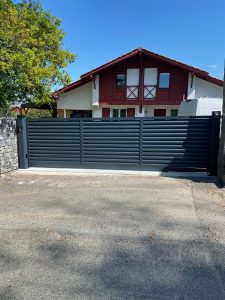 Portail coulissant lames persiennes Ustaritz aluminium soudé motorisation FAAC installation par AED64