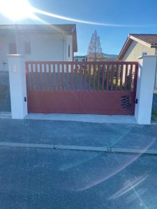 Portail coulissant motorisation FAAC semi ajoure BREDOK aluminium soude avec décor personnalise piment d'Espelette AED64