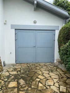 Porte de garage battante manuelle en aluminium fabriquée en France