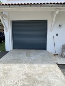 Porte de garage motorisée enroulable avec RAL hors standard installé dans les Landes par AED64