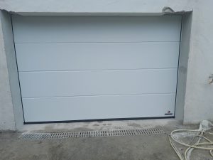 Porte de garage sectionnelle Hörmann rainures L finition Silkgrain motorisation FAAC installée par AED64