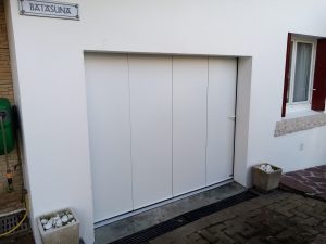Vue extérieure porte de garage latérale fermée