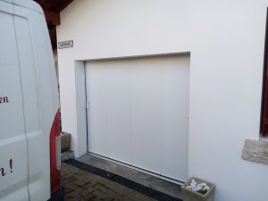 Vue extérieure porte de garage latérale fermée