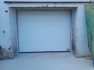 Porte de garage sectionnelle Hörmann blanche rainures M installée par AED64