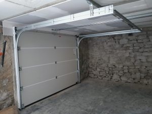 Vue intérieure porte de garage sectionnelle
