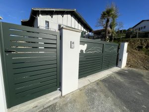 Portillon ajoure et portail coulissant semi ajouré décor personnalise plein triple tole en aluminium soude garanti à vie AED64