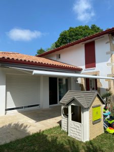 Protection solaire optimale avec store coffre