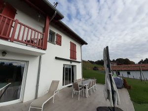 Store banne avec coffre fermé