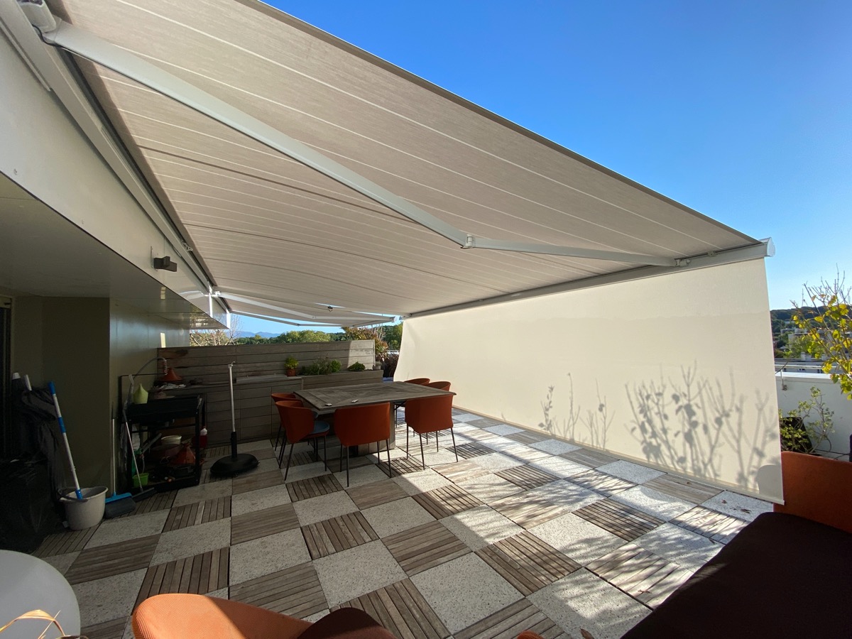 Store verticoffre RAL 3004 pour terrasse couverte (protection contre éblouissement, chaleur, vent), toile screen installé par AED64