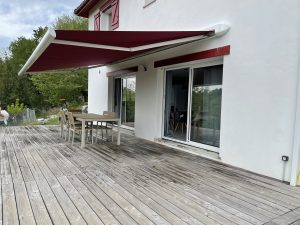 Store coffre On'x structure blanche avec Leds dans les bras avec ogives toile rouge basque