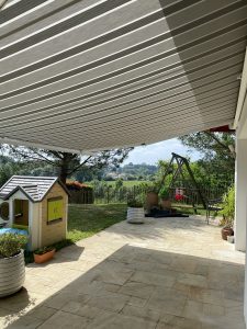 store avec toile rayée