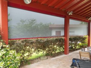 Store verticoffre RAL 3004 pour terrasse couverte (protection contre éblouissement, chaleur, vent), toile screen installé par AED64