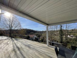 Vue pergola bioclimatique OPEN fermée à Hasparren
