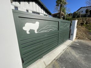 Portail coulissant en aluminium soudé avec décor personnalisé (création AED64)triple tôle installé par AED64